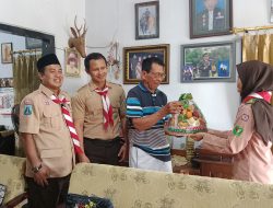 Peringati Hari Pramuka dan Kemerdekaan RI ke-81, SMKN 2 Blitar Kunjungi Rumah Veteran Bangsa