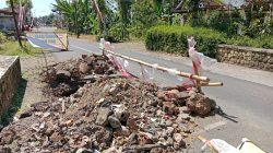 Awas! Jalan Berlubang di Jalur Sragi–Sumberbulu Songgon Membahayakan Pengendara