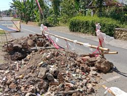 Awas! Jalan Berlubang di Jalur Sragi–Sumberbulu Songgon Membahayakan Pengendara