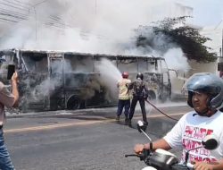 Diduga Konsleting Listrik, Bus Eka Hangus Terbakar di Jalan Raya Madiun