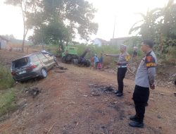 Laka Tunggal di Kotabumi Avanza Ringsek, Satresnarkoba Temukan Timbangan Digital
