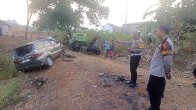 Laka Tunggal di Kotabumi Avanza Ringsek, Satresnarkoba Temukan Timbangan Digital