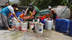Darurat Air Bersih: IJTI, Kodim 0813 dan BPBD Bojonegoro Pasok 21 Ribu Liter Air Bersih di Tlogohaji