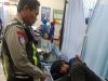 Polisi Sigap Evakuasi Korban Laka Lantas ke Rumah Sakit