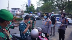 Sinergi TNI-Polri, Bagikan Masker dan Atur Lalu Lintas di Tugu Payan Mas
