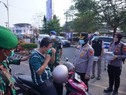 Sinergi TNI-Polri, Bagikan Masker dan Atur Lalu Lintas di Tugu Payan Mas