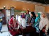Lurah Tanjung Aman Turun Langsung Kawal Penyaluran Bantuan Beras ke Warga