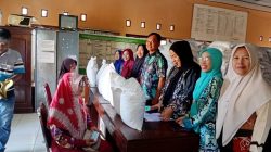 Lurah Tanjung Aman Turun Langsung Kawal Penyaluran Bantuan Beras ke Warga