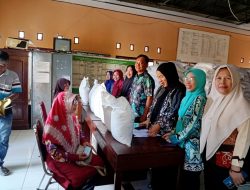 Lurah Tanjung Aman Turun Langsung Kawal Penyaluran Bantuan Beras ke Warga
