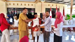 Pastikan Kualitas Beras, Kades Mojomulyo Tinjau Langsung Bantuan Pangan kepada 1.190 KPM