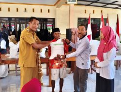 Pastikan Kualitas Beras, Kades Mojomulyo Tinjau Langsung Bantuan Pangan kepada 1.190 KPM