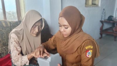 Pemdes Lojejer bersama Dispendukcapil Jember Jemput Bola Perekaman e-KTP bagi Pemula dan Lansia