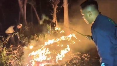 Petugas Gabungan Padamkan Karhutla 1,5 Ha di Gunung Watangan