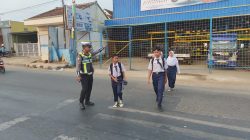 Gatur Pagi, Personel Polres Lampung Utara Bantu Pelajar Menyeberang Jalan