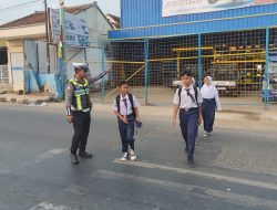 Gatur Pagi, Personel Polres Lampung Utara Bantu Pelajar Menyeberang Jalan