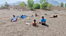 Terapi Rendam Pasir di Pantai Puger, Dipercaya Warga Setempat Mampu Sembuhkan Penyakit