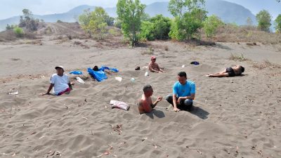 Warga Puger Meyakini, Terapi Pendam Pasir di Pantai Mampu Sembuhkan Penyakit