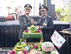 Soliditas TNI-Polri Makin Kuat, Kapolresta Sidoarjo Beri Kejutan Tumpeng di HUT ke-81 TNI