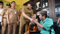 Pemkab Sidoarjo Sisir Warga Kurang Mampu, Bupati Subandi Salurkan Bantuan Kursi Roda dan Bedah RTLH di Krian