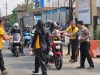 Jumat Berkah Polsek Waru Bagikan 100 Paket Makanan dan Minum untuk Masyarakat