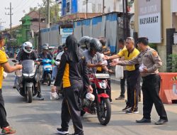 Jumat Berkah Polsek Waru Bagikan 100 Paket Makanan dan Minum untuk Masyarakat