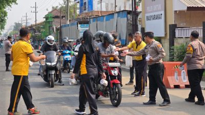 Jumat Berkah Polsek Waru Bagikan 100 Paket Makanan dan Minum untuk Masyarakat