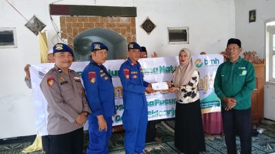 Satpolairud Polresta Sidoarjo Kawal Penyaluran Bansos BMH kepada Da’i dan Guru Ngaji di Desa Pucukan