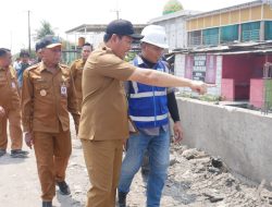 Sidak Betonisasi Jalan Gedangan – Betro, Bupati Subandi Minta Proyek Dipercepat dan Normalisasi Sungai Terpadu