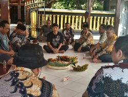 Uri-Uri Budaya, Pemdes Sidokepung Lestarikan Tradisi Tumpengan Malam Jumat Legi di Makam Mbah Sapu Jagad