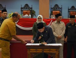 Bupati Gus Barra dan DPRD Kabupaten Mojokerto Menandatangani Persetujuan Terhadap Empat Raperda