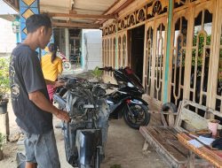 Naas! Pengendara Sepeda Motor di Ngawi Tertimpa Pohon Akibat Dibakar