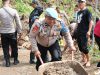 Polres Wonogiri Bersama Masyarakat Bersihkan Longsor di Kelurahan Bulukerto, Akses Jalan Kembali Pulih
