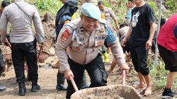 Polres Wonogiri Bersama Masyarakat Bersihkan Longsor di Kelurahan Bulukerto, Akses Jalan Kembali Pulih