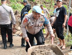 Polres Wonogiri Bersama Masyarakat Bersihkan Longsor di Kelurahan Bulukerto, Akses Jalan Kembali Pulih