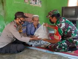 Bhabinkamtibmas dan Bhabinsa Desa Tanjung Luar Salurkan Bansos Kepada Warga Jompo