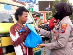 Dampak Kenaikan Harga BBM, Kapolres Jember Bagikan Bansos Kepada Ojol, Sopir Lyn, dan Abang Becak