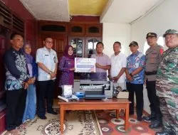 Bupati Ikfina Didampingi Kadisperindag Abah Iwan Abdillah Serahkan Bantuan Alat Sablon untuk Warga Desa Betro