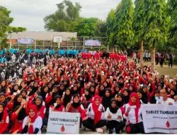Bupati Ikfina Ajak Siswa SMAN 1 Bangsal Minum Vitamin Tambah Darah
