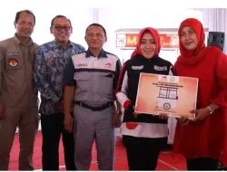 Pulihkan Perekonomian Masyarakat, AJINOMOTO Beri Bantuan Gerobak Mie dan Bakso Kepada Warga Mlirip