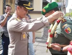 Soliditas, Kapolres Jember Lepas Sambut Dandim 0824 dengan Gendong Komando