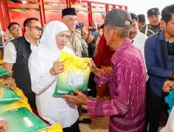 Gubernur Khofifah Serahkan Bansos dan Zakat Produktif di Bangkalan