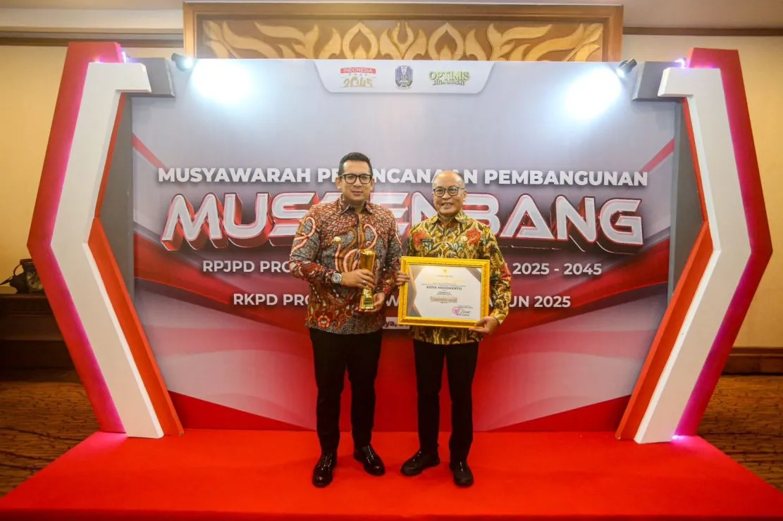 Pj Wali Kota Mojokerto Ali Kuncoro STTP Bersama Kepa Kepala BAPEDDA Kota Mojokerto Saat Menerima Penghargaan E1712192447317