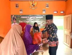 Sambut Idul Fitri 1445 H, Kades Talang Bojong Bagikan 50 Paket Sembako kepada Warga Kurang Mampu