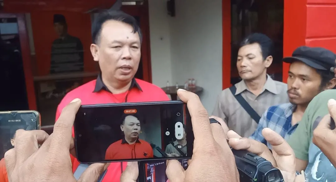 Ketua DPC PDIP Kota Mojokerto H. Santoso Bekti Wibowo ST Saat Konferensi Pers Kepada Puluhan Wartawan E1715126784192