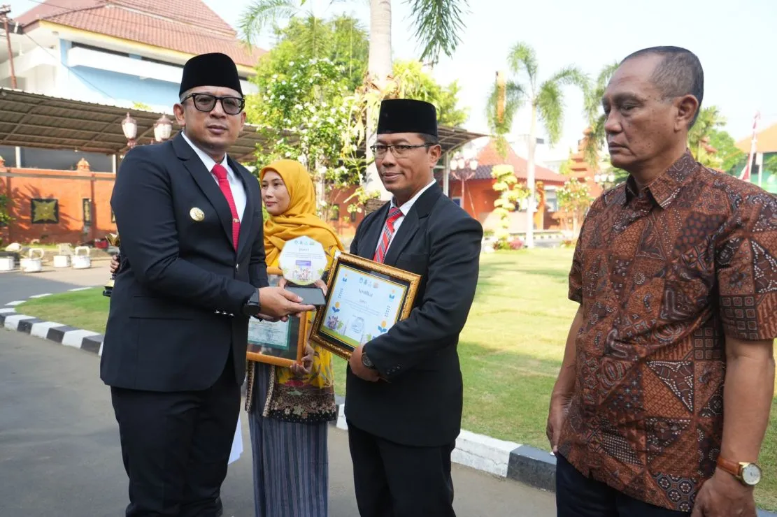 Mas Pj Walikota Mojokerto Ali Kuncoro Saat Memberikan Penghargaan Pada Upacara Harkitnas Tahun 2024 E1716176578743