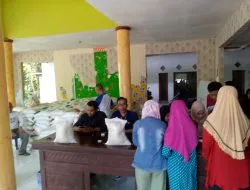 Pemdes Gayam Salurkan Bantuan Pangan kepada Keluarga Penerimaa Manfaat