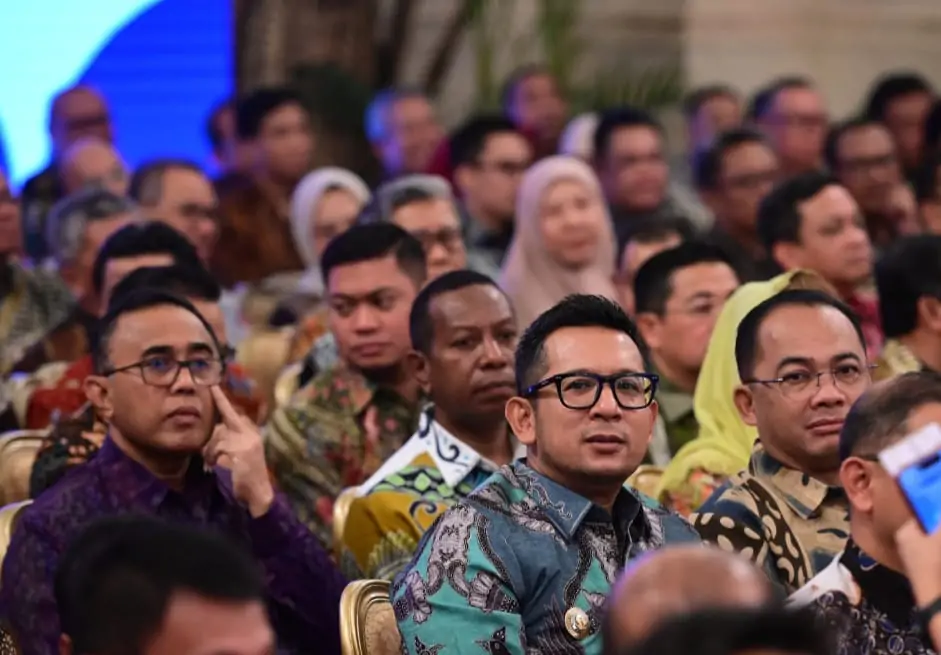 Pj. Walikota Mojokerto Moch. Ali Kuncoro STTP Saat Mendengarkan Arahan Dari Presiden Jokowi