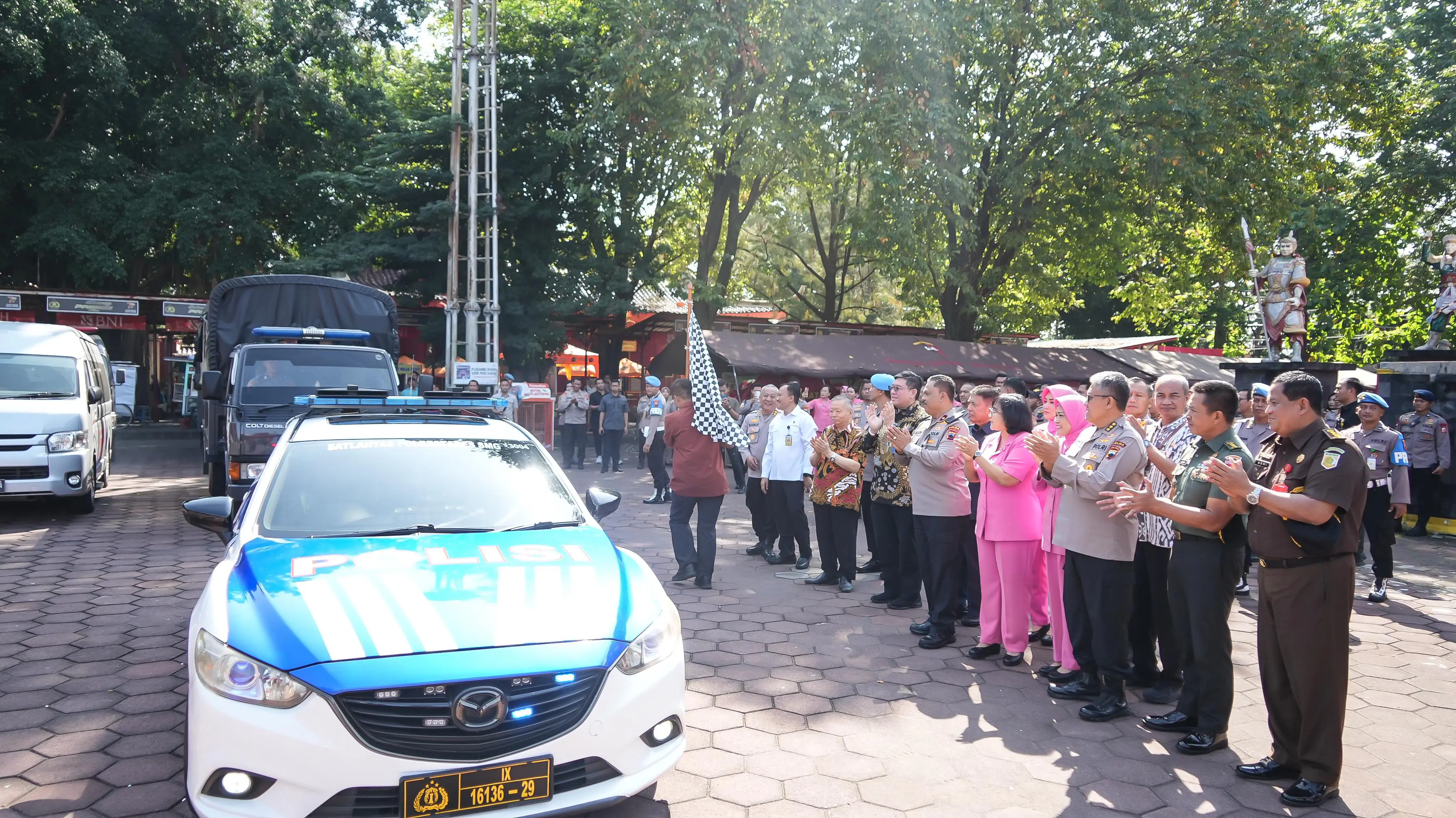 Polda Jateng Gelar Baksos Serahkan Ribuan Bantuan Pada Masyarakat Semarang Dan Banjarnegara