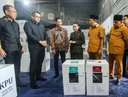 Pj. Walikota Mas Ali Bersama Ketua DPRD dan Wakil Ketua Meninjau Kesiapan Logistik Pilkada Kota Mojokerto di KPU