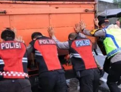 Memastikan Arus Balik Berjalan Lancar, Kapolres Madiun Bersama Anggotanya Rela Mendorong Truk Mogok di Tengah Hujan